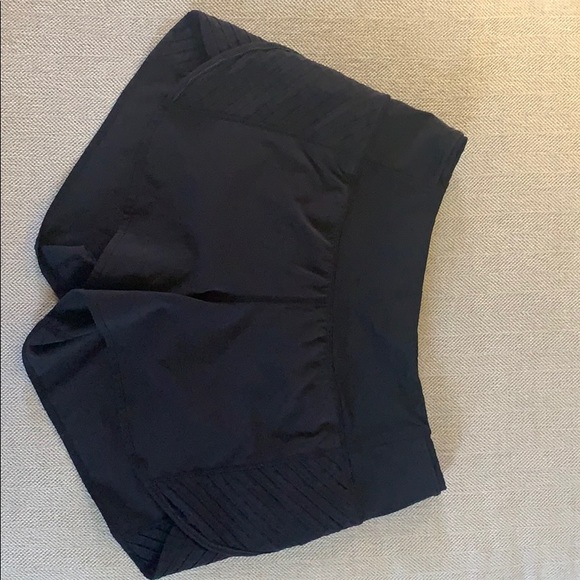 lululemon athletica Pants - Lululemon size 6 short